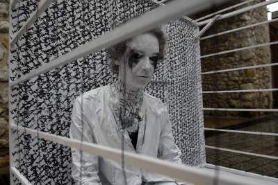 Biały pokój, performance przed Bramą Floriańską - zdjęcie 7