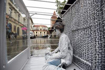 Biały pokój, performance przed Bramą Floriańską - zdjęcie 13