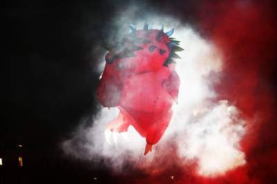 Pofrunął nawet pomnik Smoka Wawelskiego. Wielki pokaz nad Wisłą - zdjęcie 60