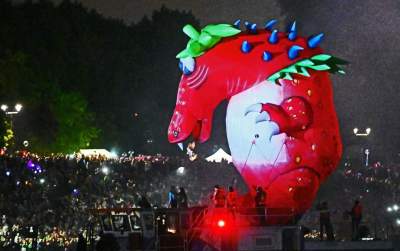 Pofrunął nawet pomnik Smoka Wawelskiego. Wielki pokaz nad Wisłą - zdjęcie 52