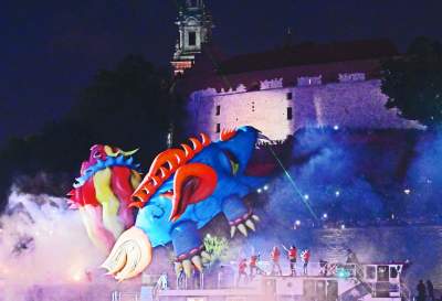 Pofrunął nawet pomnik Smoka Wawelskiego. Wielki pokaz nad Wisłą - zdjęcie 24