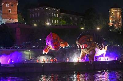 Pofrunął nawet pomnik Smoka Wawelskiego. Wielki pokaz nad Wisłą - zdjęcie 37