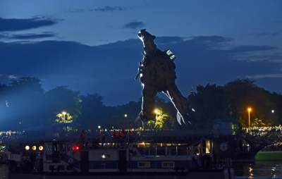Pofrunął nawet pomnik Smoka Wawelskiego. Wielki pokaz nad Wisłą - zdjęcie 1