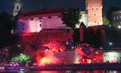 Pofrunął nawet pomnik Smoka Wawelskiego. Wielki pokaz nad Wisłą - zdjęcie 58
