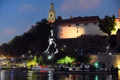 Pofrunął nawet pomnik Smoka Wawelskiego. Wielki pokaz nad Wisłą - zdjęcie 9