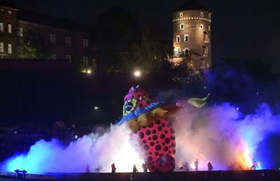 Pofrunął nawet pomnik Smoka Wawelskiego. Wielki pokaz nad Wisłą - zdjęcie 17