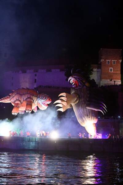 Pofrunął nawet pomnik Smoka Wawelskiego. Wielki pokaz nad Wisłą - zdjęcie 38