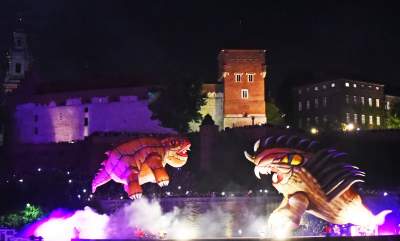 Pofrunął nawet pomnik Smoka Wawelskiego. Wielki pokaz nad Wisłą - zdjęcie 2