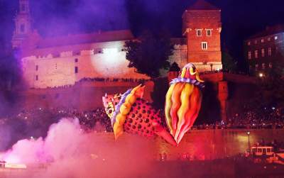 Pofrunął nawet pomnik Smoka Wawelskiego. Wielki pokaz nad Wisłą - zdjęcie 21