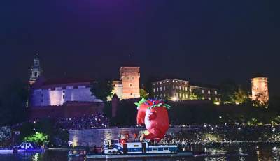 Pofrunął nawet pomnik Smoka Wawelskiego. Wielki pokaz nad Wisłą - zdjęcie 3
