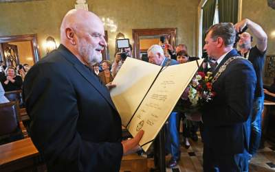 Andrzej Mleczko odbiera tytuł honorowego obywatela Krakowa, fot. Marek Lasyk - zdjęcie 2