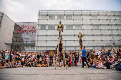 Magiczne show na szczudłach. Teatry uliczne w akcji - zdjęcie 2