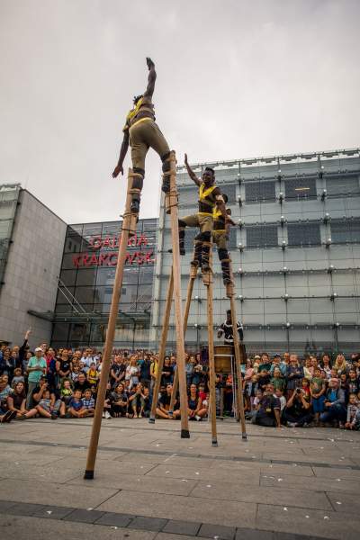 Magiczne show na szczudłach. Teatry uliczne w akcji - zdjęcie 14