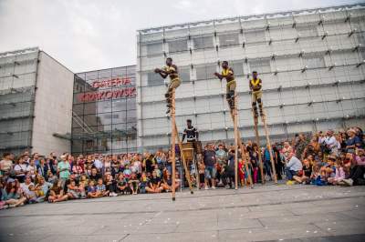 Magiczne show na szczudłach. Teatry uliczne w akcji - zdjęcie 1