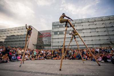 Magiczne show na szczudłach. Teatry uliczne w akcji - zdjęcie 3