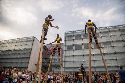 Magiczne show na szczudłach. Teatry uliczne w akcji - zdjęcie 4