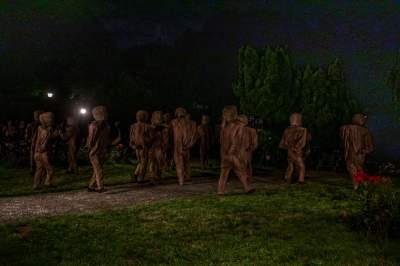 Przejmujący spektakl w ogrodach Muzeum Archeologicznego - zdjęcie 2