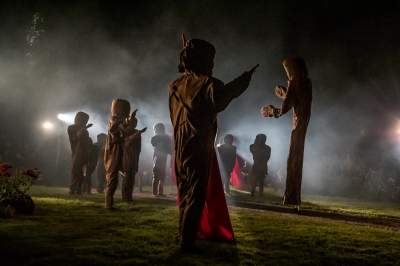 Przejmujący spektakl w ogrodach Muzeum Archeologicznego - zdjęcie 8