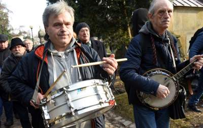 Towarzyszyli mu w ostatniej drodze. Pożegnaliśmy wielkiego artystę - zdjęcie 7
