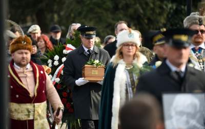 Towarzyszyli mu w ostatniej drodze. Pożegnaliśmy wielkiego artystę - zdjęcie 3