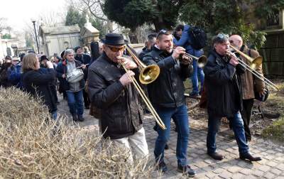 Towarzyszyli mu w ostatniej drodze. Pożegnaliśmy wielkiego artystę - zdjęcie 5
