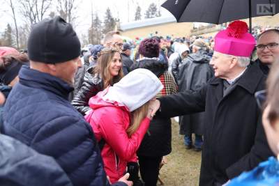 Dlaczego wierni w ten sposób oddają cześć abp. Jędraszewskiemu? Na świecie to zanikający zwyczaj - zdjęcie 2