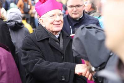 Dlaczego wierni w ten sposób oddają cześć abp. Jędraszewskiemu? Na świecie to zanikający zwyczaj - zdjęcie 3