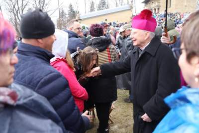 Dlaczego wierni w ten sposób oddają cześć abp. Jędraszewskiemu? Na świecie to zanikający zwyczaj - zdjęcie 1