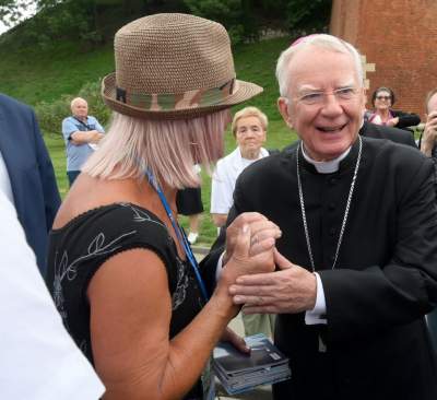 Dlaczego wierni w ten sposób oddają cześć abp. Jędraszewskiemu? Na świecie to zanikający zwyczaj - zdjęcie 7