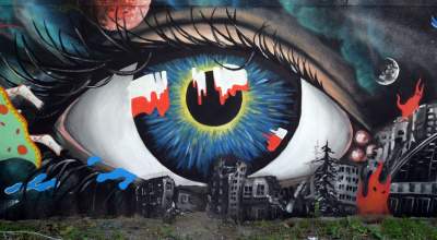 Płonący Ługańsk, płaczące oczy z tęczówkami w barwach Ukrainy - zdjęcie 1