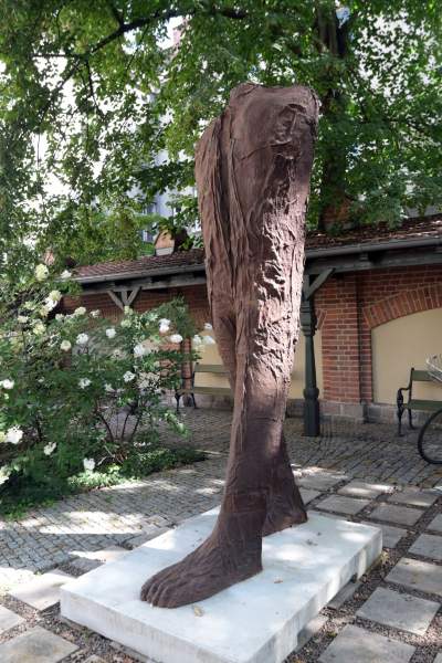 Wyjątkowy pokaz rzeźb Magdaleny Abakanowicz. "Postacie kroczące" - zdjęcie 10