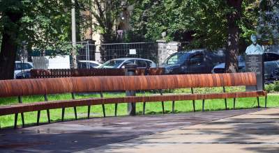 Gościu, siądź na tej ławce, a odpocznij sobie. Plac Axentowicza po remoncie - zdjęcie 4