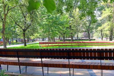 Gościu, siądź na tej ławce, a odpocznij sobie. Plac Axentowicza po remoncie - zdjęcie 11