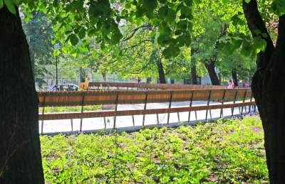 Gościu, siądź na tej ławce, a odpocznij sobie. Plac Axentowicza po remoncie - zdjęcie 15