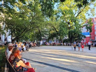 Gościu, siądź na tej ławce, a odpocznij sobie. Plac Axentowicza po remoncie - zdjęcie 27