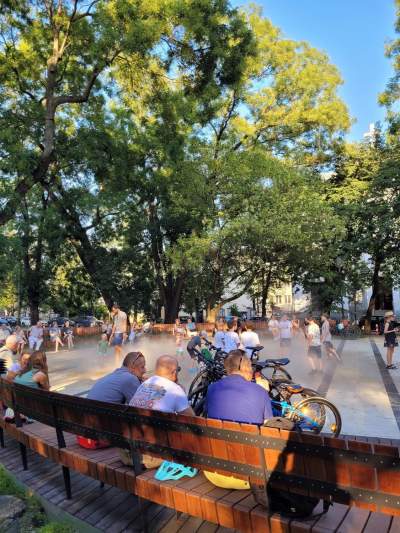 Gościu, siądź na tej ławce, a odpocznij sobie. Plac Axentowicza po remoncie - zdjęcie 25