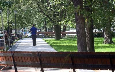 Gościu, siądź na tej ławce, a odpocznij sobie. Plac Axentowicza po remoncie - zdjęcie 6