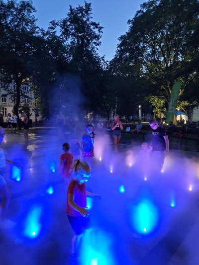 Gościu, siądź na tej ławce, a odpocznij sobie. Plac Axentowicza po remoncie - zdjęcie 29