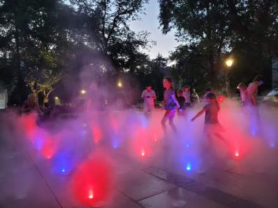 Gościu, siądź na tej ławce, a odpocznij sobie. Plac Axentowicza po remoncie - zdjęcie 32