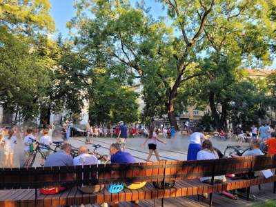 Gościu, siądź na tej ławce, a odpocznij sobie. Plac Axentowicza po remoncie - zdjęcie 28