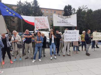 Tak witano Kaczyńskiego w Nowym Targu, na spotkanie ich nie wpuścili - zdjęcie 3