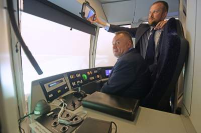 Nie jest łatwo prowadzić tramwaj... Wiceprezydent próbował swoich sił na symulatorze - zdjęcie 5