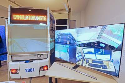 Nie jest łatwo prowadzić tramwaj... Wiceprezydent próbował swoich sił na symulatorze - zdjęcie 12
