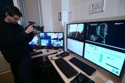 Nie jest łatwo prowadzić tramwaj... Wiceprezydent próbował swoich sił na symulatorze - zdjęcie 9