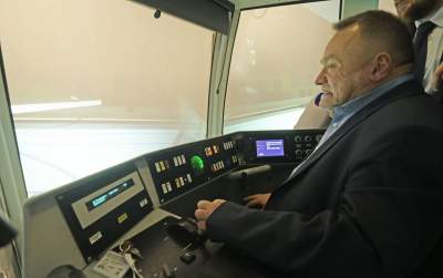Nie jest łatwo prowadzić tramwaj... Wiceprezydent próbował swoich sił na symulatorze - zdjęcie 1