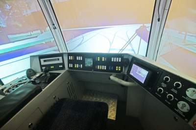 Nie jest łatwo prowadzić tramwaj... Wiceprezydent próbował swoich sił na symulatorze - zdjęcie 15