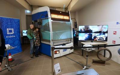 Nie jest łatwo prowadzić tramwaj... Wiceprezydent próbował swoich sił na symulatorze - zdjęcie 6