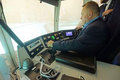 Nie jest łatwo prowadzić tramwaj... Wiceprezydent próbował swoich sił na symulatorze - zdjęcie 4