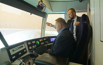 Nie jest łatwo prowadzić tramwaj... Wiceprezydent próbował swoich sił na symulatorze - zdjęcie 2