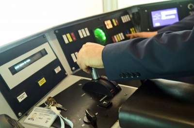 Nie jest łatwo prowadzić tramwaj... Wiceprezydent próbował swoich sił na symulatorze - zdjęcie 8